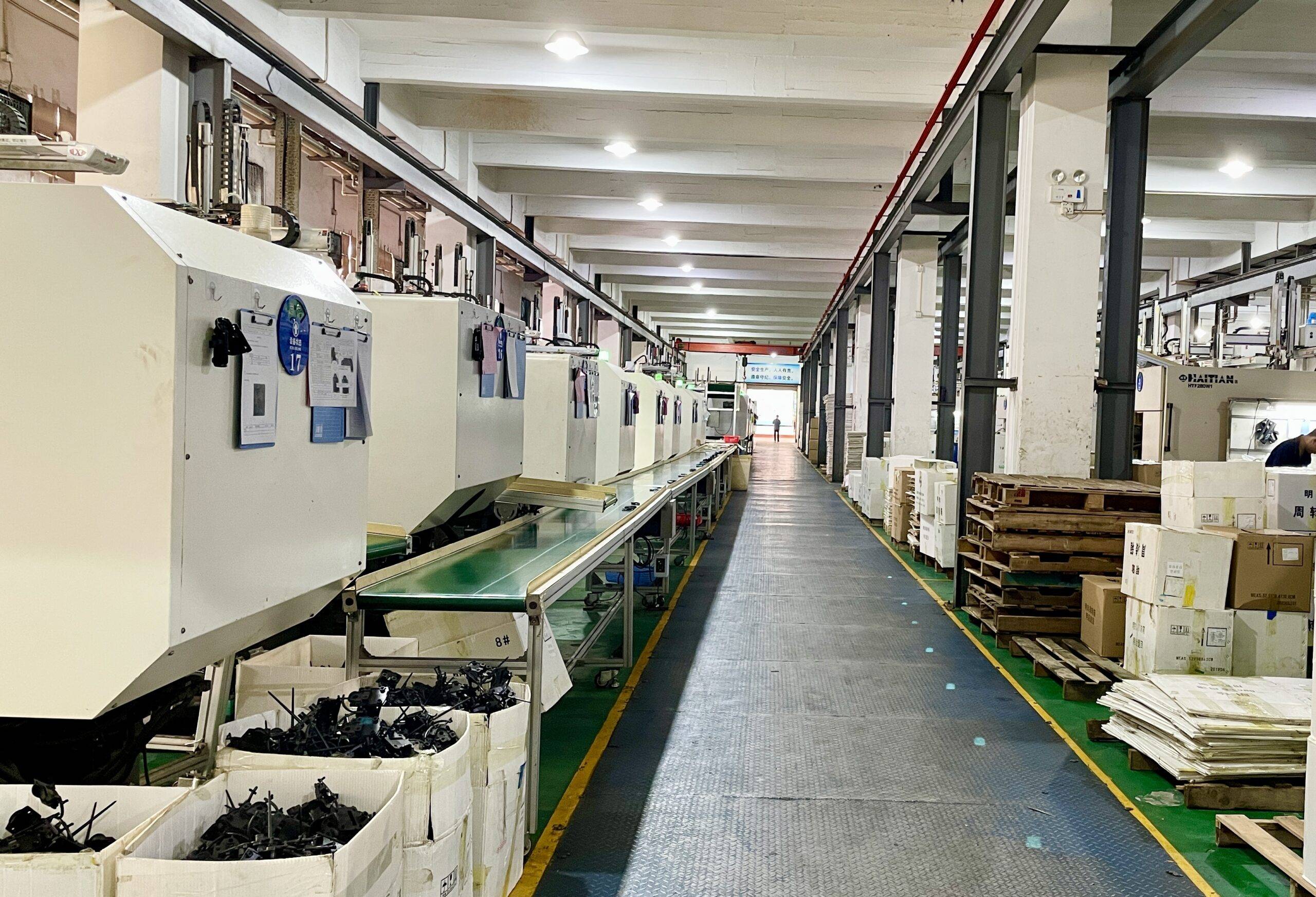 Plastic injection molding machines in the production workshop