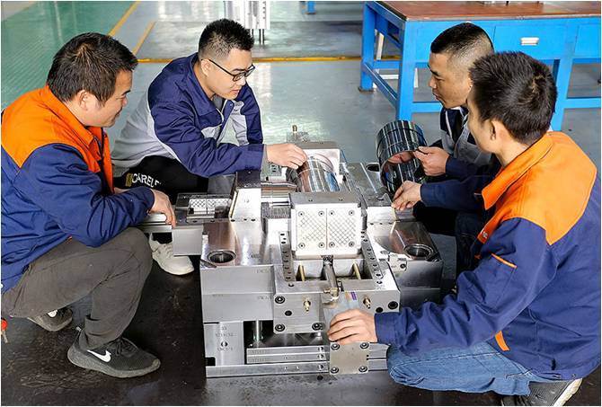 PlasticNavi tooling engineers reviewing an injection mold