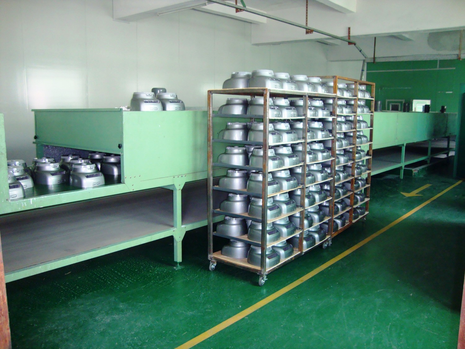 Spray painting process for molded plastic parts